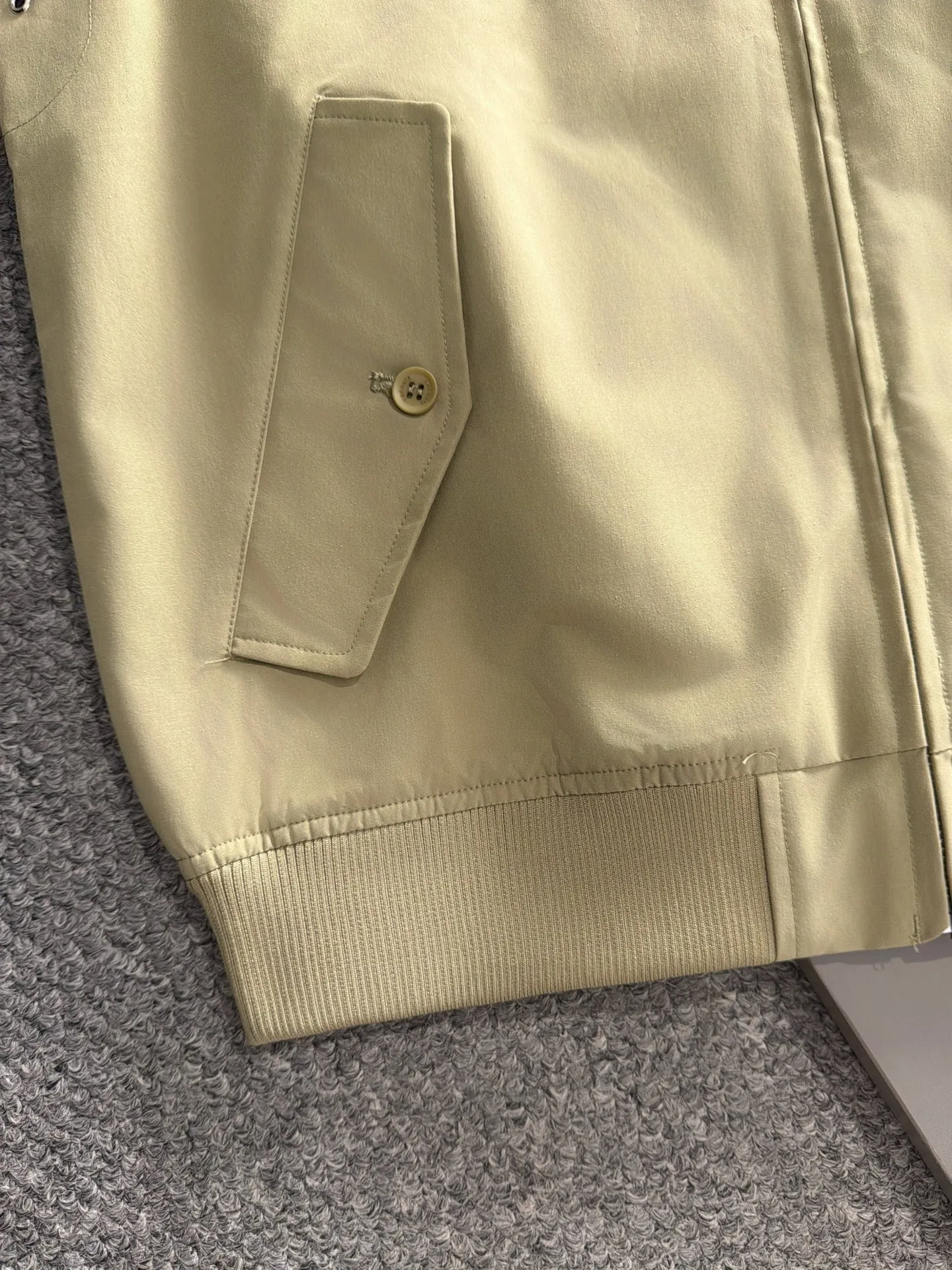LACOSTE French crocodile Lacoste 2026 Newest Arrival windbreaker jacket. Customized dyed fabrics, overall casual and upscale. The fabric texture is relatively thin, very light, comfortable on the upper body, and suitable for autumn and winter wear. Simple lines, customized hardware zippers, elegant and concise style, lightweight and comfortable to wear, very urban luxury and low-key elegance, with a casual and lazy feeling, the upper body effect is very good, quite wide and stylish, natural drape, simple and elegant! Top luxury Classic The style item is gentle and high-end, quiet but full of power. It perfectly conveys the brand's sense of trend and recognition. The upper body is super cool and stylish, and extremely luxurious. It shows your rank, strength and taste from all aspects! The overall grade is even more obvious. The upper body is comfortable and unconstrained, with a casual and loose effect. Size:48-56